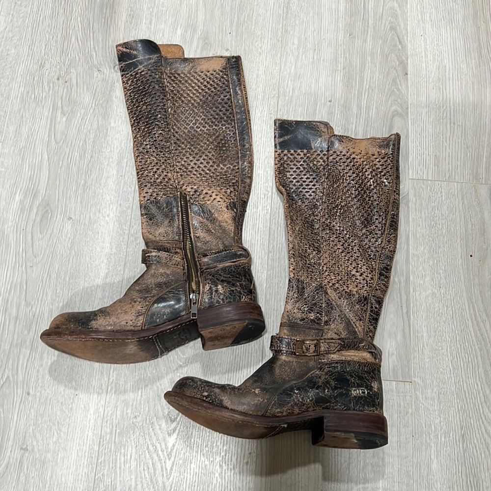 Size 7 bed Stu boots